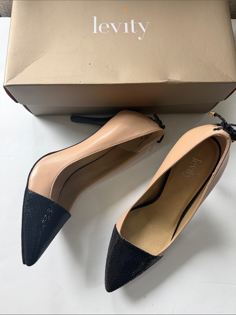 🆕 LEVITY Camel/Black Herls